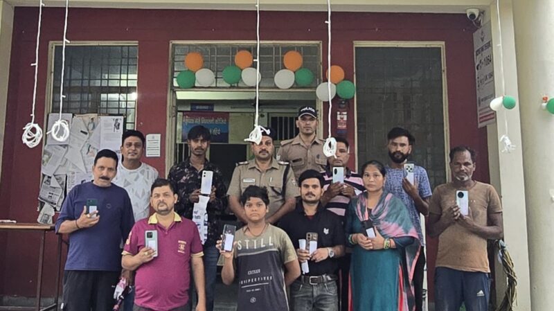सेलाकुई पुलिस ने CEIR पोर्टल से बरामद किए 17 गुम मोबाइल, मालिकों को किए सुपुर्द