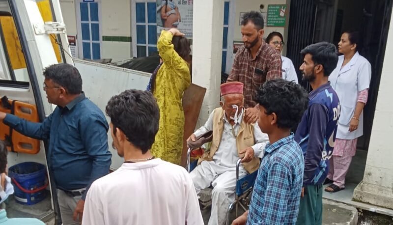 चकराता में 30 मीटर गहरी खाई में पलटा बोलेरो कैंपर, 9 लोग घायल