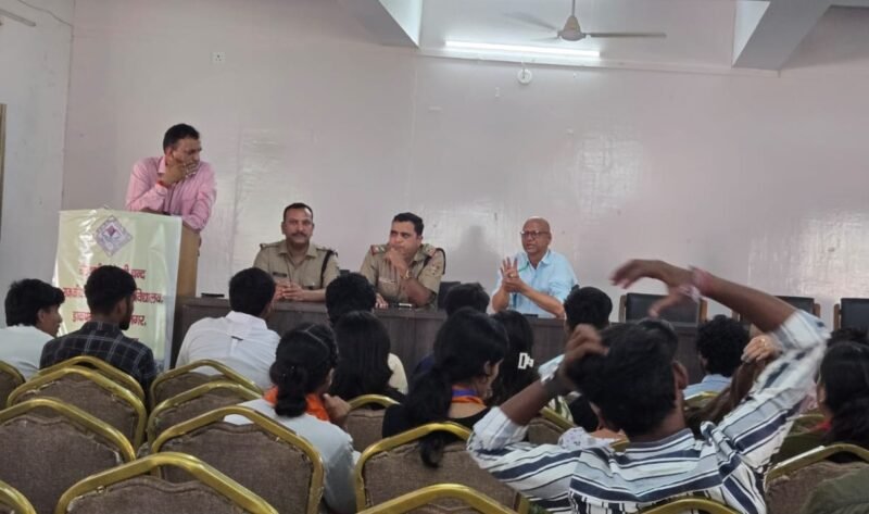 डाकपत्थर- छात्र संघ चुनाव को लेकर पुलिस ने कॉलेज प्रशासन और प्रत्याशियों के साथ की गोष्ठी