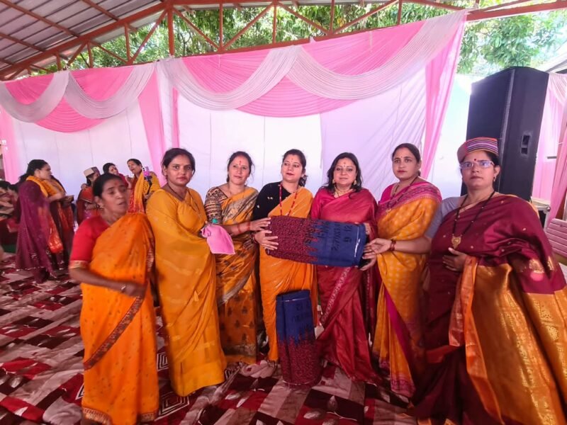 नवरात्रि पर नेहा शर्मा ने कीर्तन मंडलियों को किया सम्मानित, भेंट की आवश्यक सामग्री