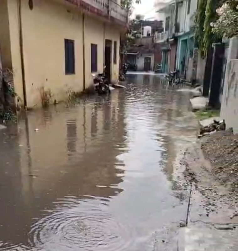 पाँच मिनट की आफत: बारिश से तालाब बनी सहसपुर की सिनेमा गली, ग्रामीण परेशान ।