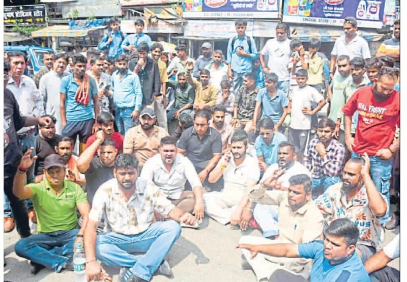 युवती से छेड़छाड़ के आरोप में सिपाही निलंबित, कार्रवाई की मांग को लेकर लक्खीबाग चौकी के बाहर चक्काजाम